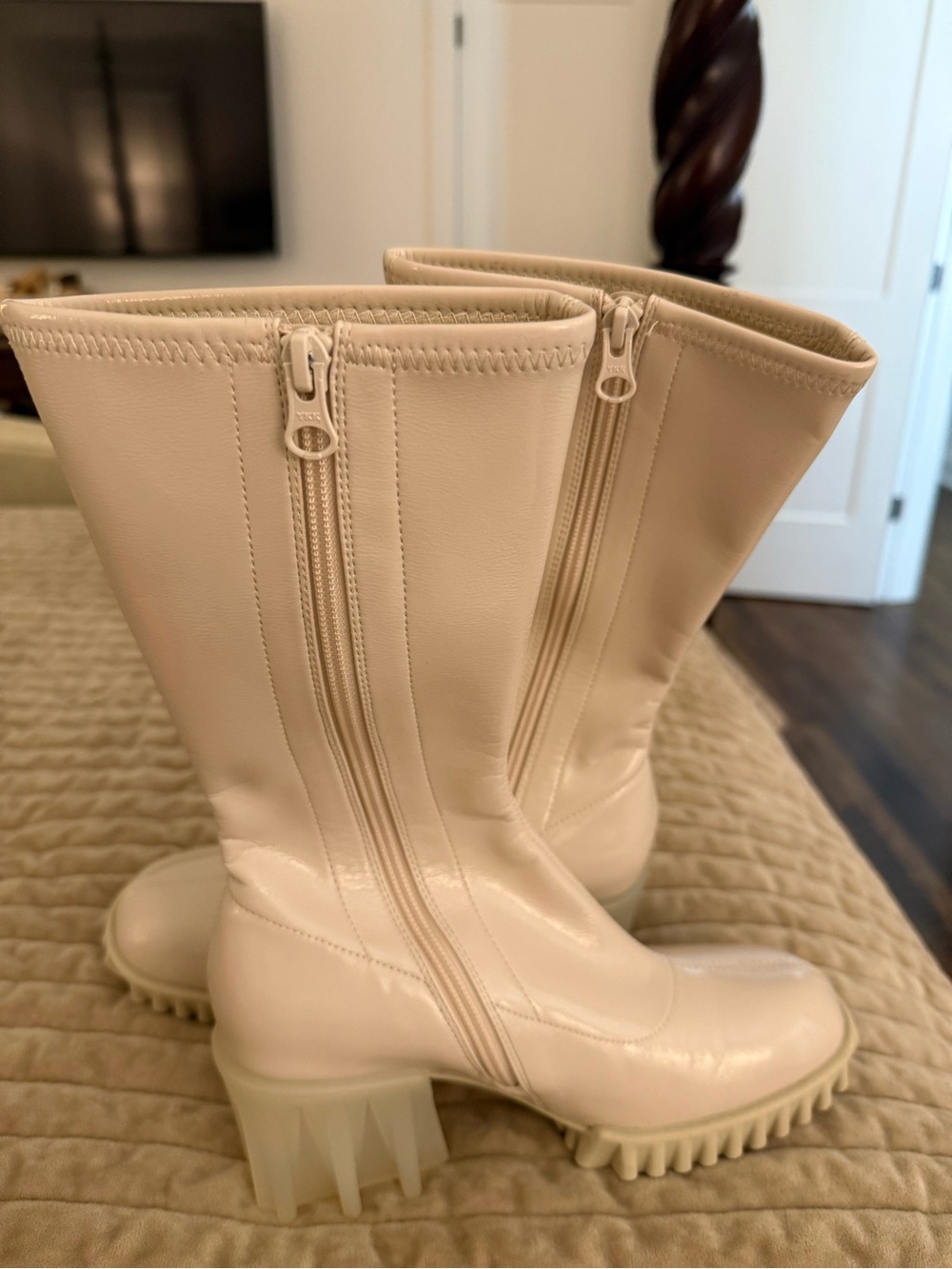 4ccccees Women's 35 (5) pale pink 1/2 Boots Lightweight Lug Sole Cream White EUC